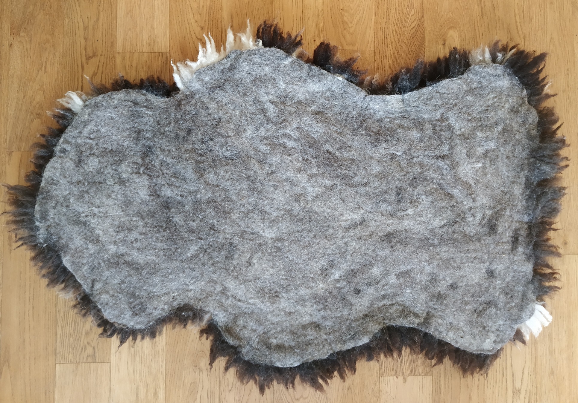 Felted fleece "sheepskin" rug - brown & white Jacob fleece - large 28 x 43" - Image 4