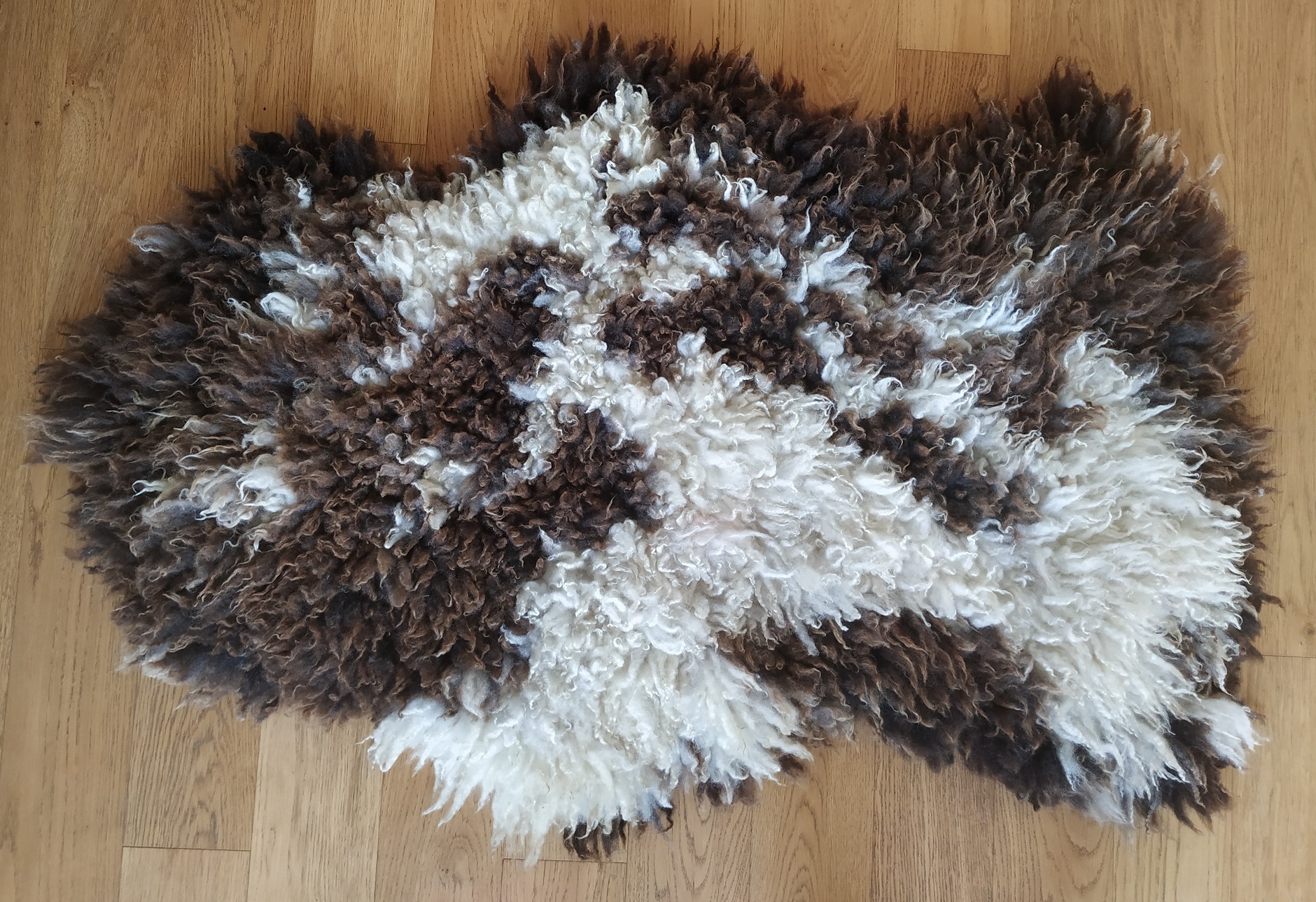 Felted fleece "sheepskin" rug - brown & white Jacob fleece - large 28 x 43" - Image 5
