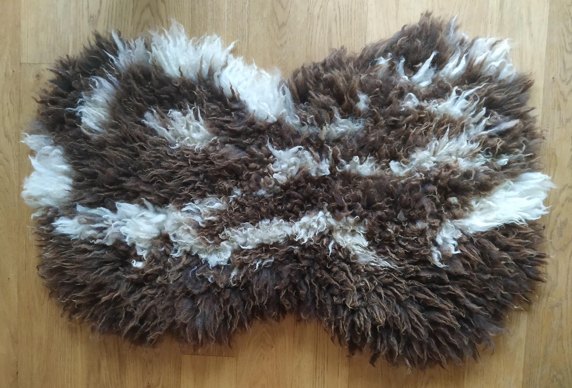 felted fleece "sheepskin" rug - Jacob fleece - brown & white - 37 x 22 inches - Image 2