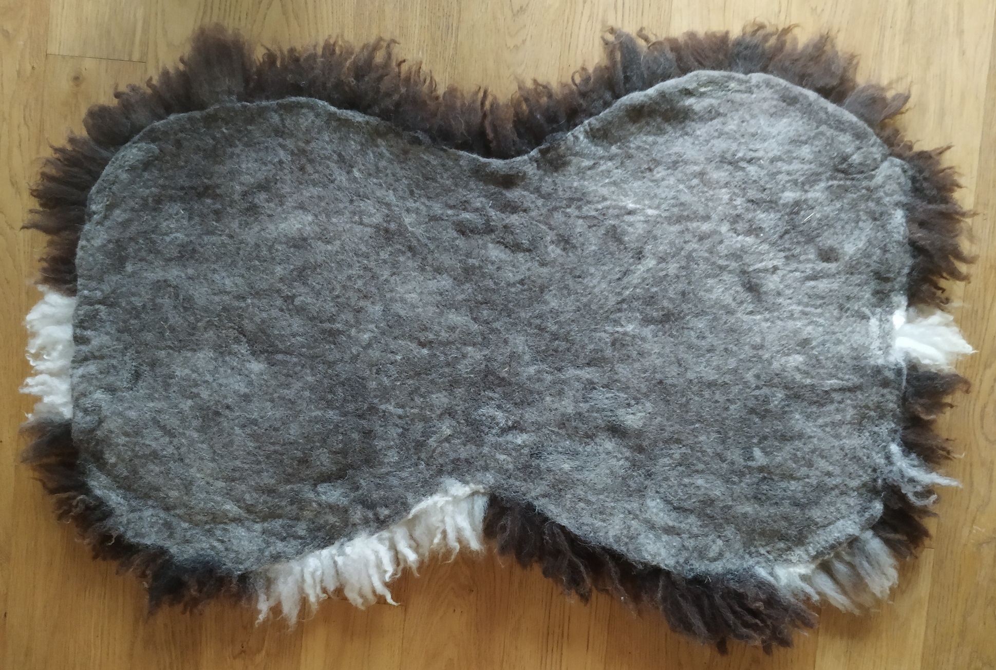 felted fleece "sheepskin" rug - Jacob fleece - brown & white - 37 x 22 inches - Image 3
