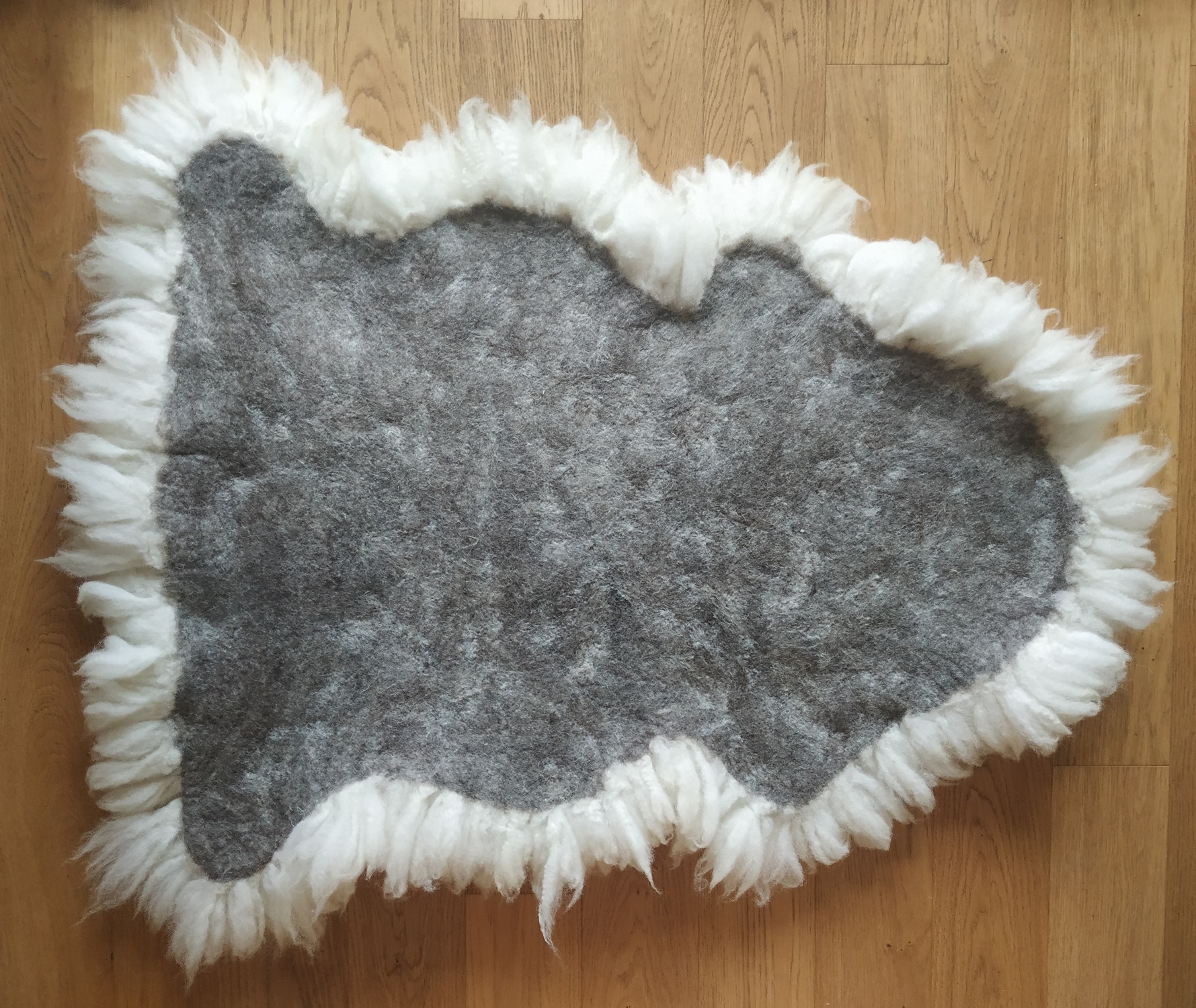 Felted-fleece “sheepskin” rug – cream, dense, fluffy locks – Texel x Herdwick fleece – 36” x 23” - Image 3