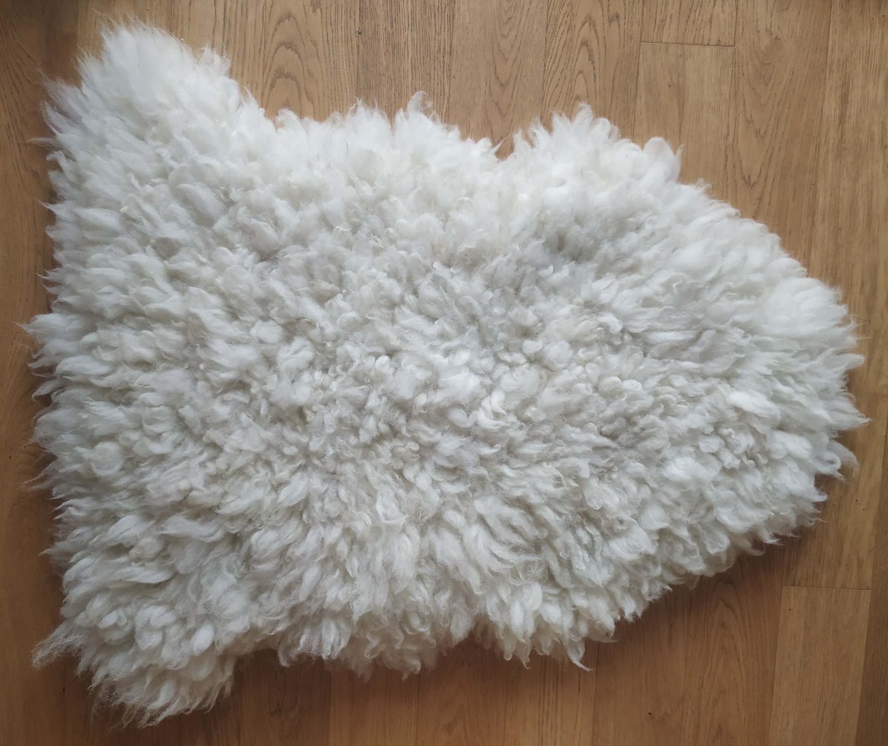 Felted-fleece “sheepskin” rug – cream, dense, fluffy locks – Texel x Herdwick fleece – 36” x 23” - Image 2
