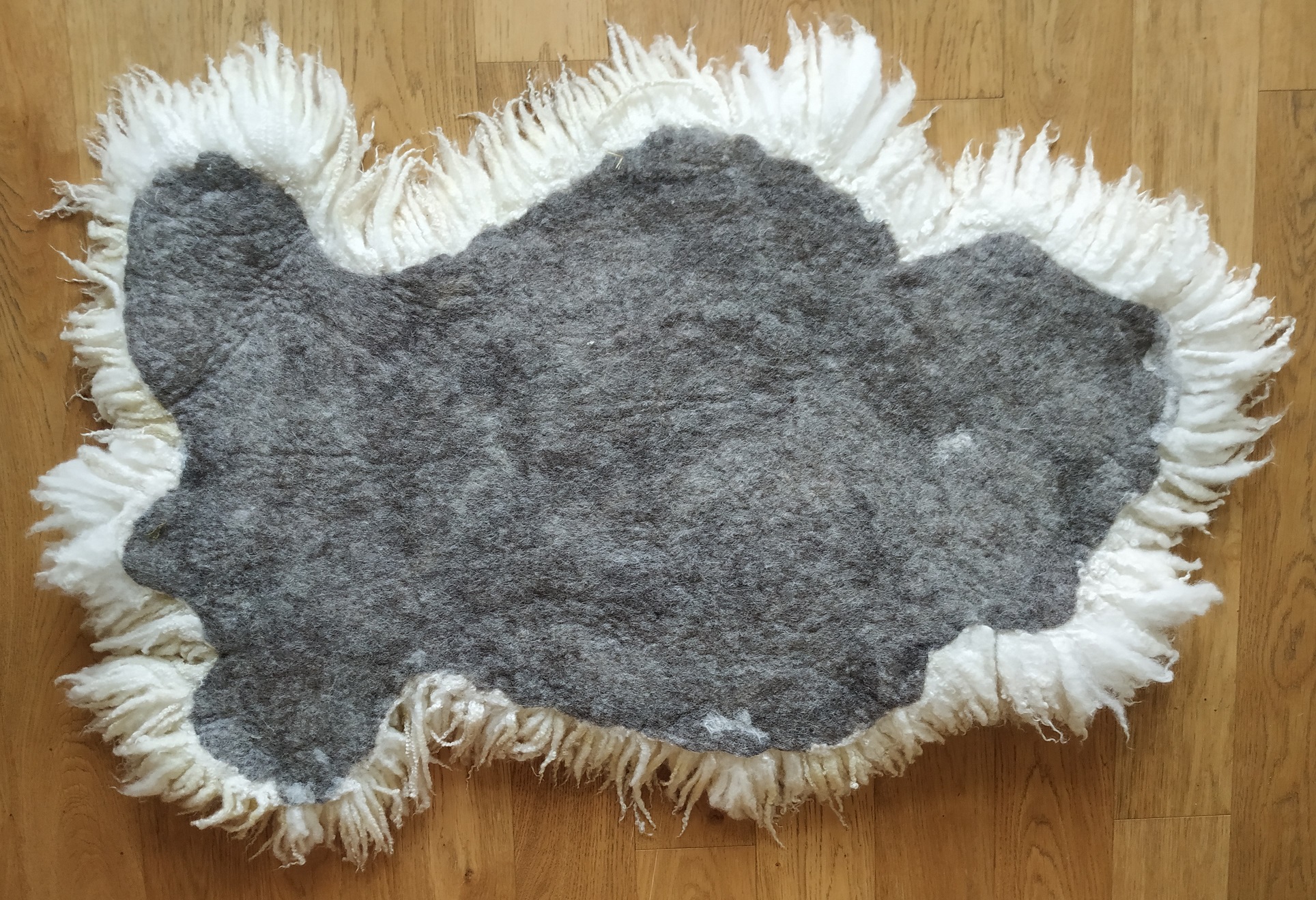 Felted-fleece, sheep-friendly, “sheepskin” rug – natural cream – Scotch Mule Hog fleece – 36” x 23” - Image 3