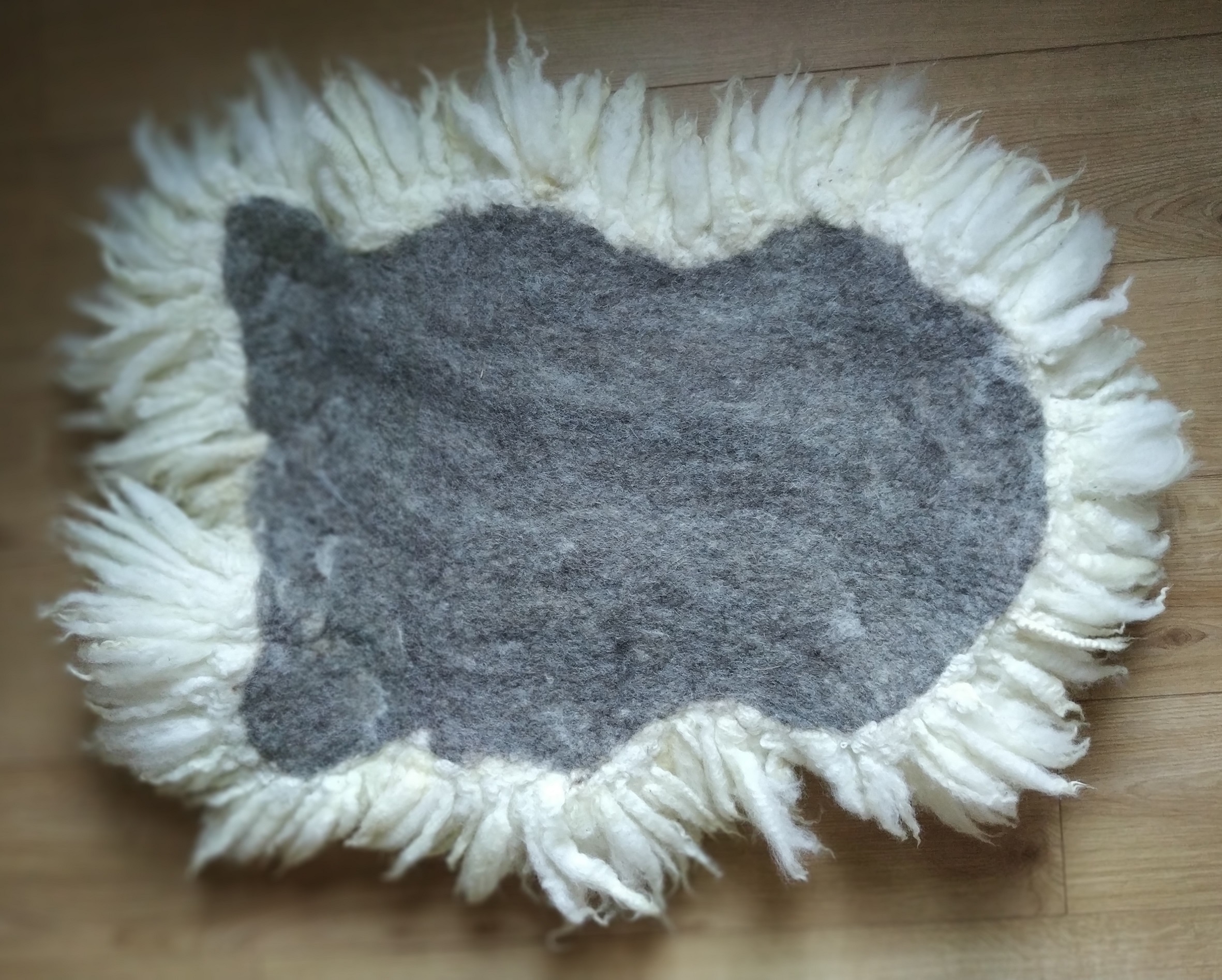 Felted-fleece, sheep-friendly “sheepskin” mini rug – rich cream – Swaledale Mule – 25” x 18” - Image 3