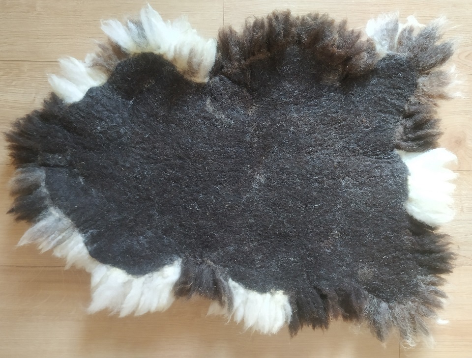 Felted-fleece sheep-friendly “sheepskin” rug – shades of brown & creamy-white – rare breed - Jacob fleece – 25” x 17” - Image 3